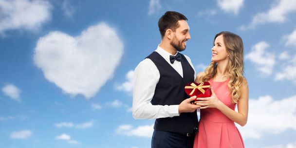 happy couple with gift on valentines day - Foto, Imagem