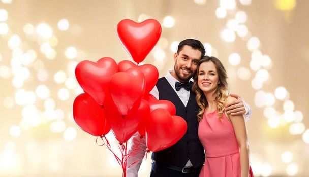 happy couple with red heart shaped balloons - Φωτογραφία, εικόνα