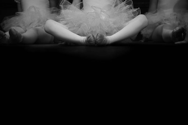 Крупним планом ноги балерини під час виступу.
. - Фото, зображення