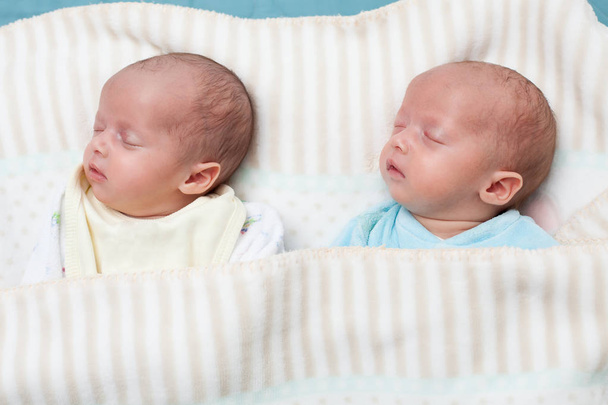 Deux adorables jumeaux dormant dans la même pose. Gros plan portrait, enfant caucasien
 - Photo, image