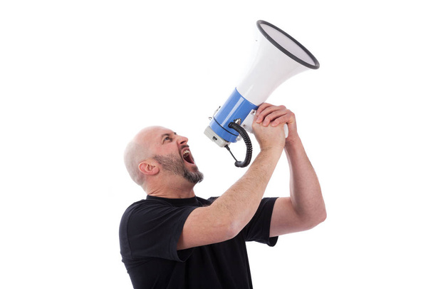 Porträt eines wütenden Mannes, der mit einem Megafon schreit. bärtiger Mann brüllt in Megafon.  - Foto, Bild