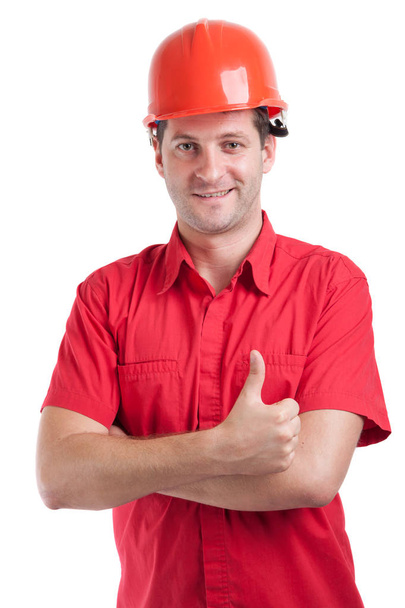 работник в красной рубашке и каске, показывающий большой палец вверх, изолированный
 - Фото, изображение