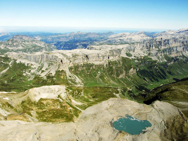 Gletsjers meer op het gebied van Im Griess, tussen de weg pas Klausenpass, de Alpine vallei Urner Boden en de bergtop Clariden - kanton Uri, Zwitserland - Foto, afbeelding