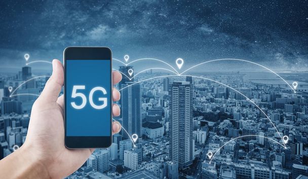 5G технологии, Рука с использованием 5g Интернет на мобильном смартфоне и городе с сетью
 - Фото, изображение