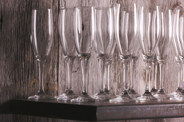 Champagnerflöten im Regal abstrakt - Foto, Bild