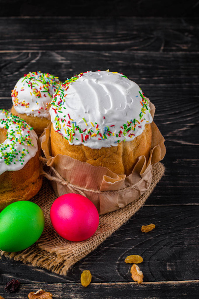 Húsvét sütemény és a húsvéti tojás. Kellemes húsvéti ünnepeket! (hagyományos dekoráció és kezeli) Húsvéti étel. Másolja a hely. szemközti nézet - Fotó, kép