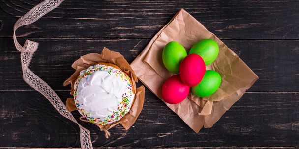 Πάσχα κέικ και αυγά του Πάσχα. Καλό Πάσχα! (παραδοσιακή διακόσμηση και φέρομαι) Πάσχα στα τρόφιμα. Αντιγράψτε το χώρο. το Top view - Φωτογραφία, εικόνα