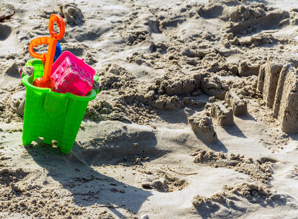 Plážové pískoviště hračky pro děti chlapci a děvčata, hrad z písku stavební sada - rodinné letní dovolená - Fotografie, Obrázek