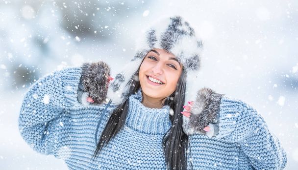 Portret atrakcyjna młoda kobieta w ciepłą odzież zimowa. - Zdjęcie, obraz