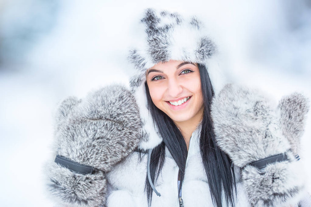 Winter portrait of attractive young woman in warm clothing from polar fox. - Foto, Bild