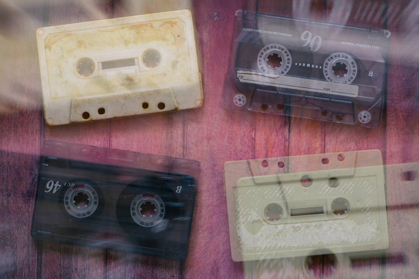 Oude cassettebandjes op bruin houten tafel - Foto, afbeelding