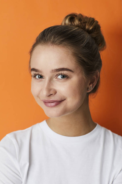 Portrait of pretty girl on orange - Foto, afbeelding