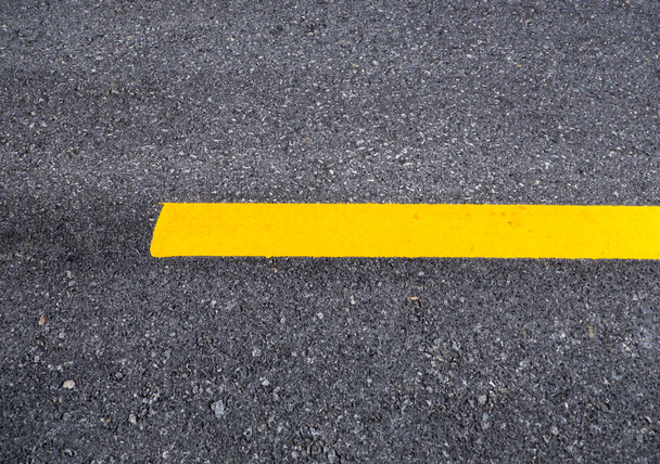 Verschliessen Asphaltfläche der Straße teilen gelbe Linien - Foto, Bild