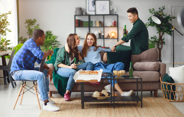 mutlu genç arkadaşlar bira ve pizza evde Grup - Fotoğraf, Görsel
