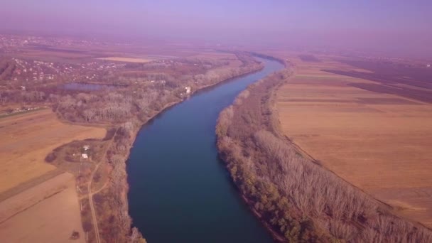 Vuelo lento de drones sobre el río azul y las tierras agrícolas. Río Dniester, República de Moldavia. 4K aves vista del ojo
 - Metraje, vídeo