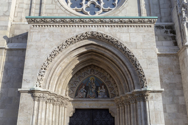 Budapeşte, Macaristan'da Matthias Kilisesi'nin girişinde bir güneşli kış gününde. - Fotoğraf, Görsel