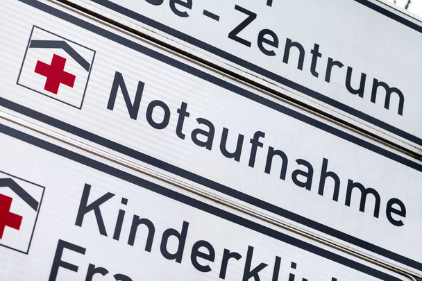 Alman kaza ve acil serviste işaret standları bir sokakta. Notaufnahme kaza ve acil servis için Alman bir kelimedir. - Fotoğraf, Görsel