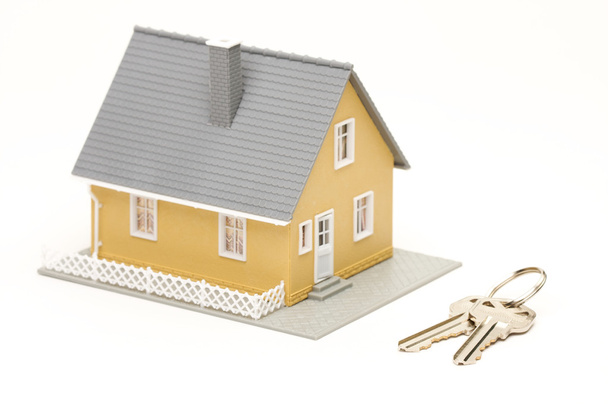 klíče a modelu dům na bílém pozadí - Fotografie, Obrázek