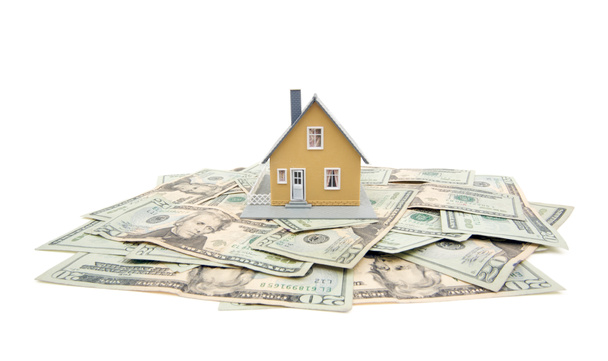model domu i stos pieniędzy na biały - Zdjęcie, obraz