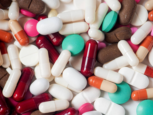 Different pills on a white background. The medicine. - Valokuva, kuva