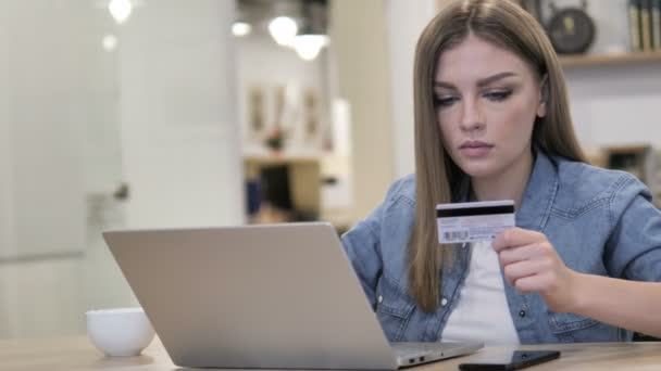 Online winkelen met Credit Card op Laptop door jong meisje - Video