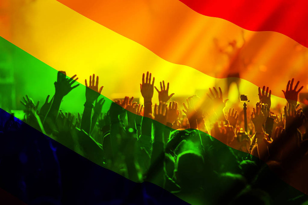 силуэт парада геев и лесбиянок с радужным флагом - символ любви и терпимости - Фото, изображение