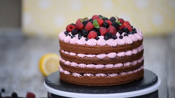 Шоколадный торт украшен ягодами. Летний пирог
. - Кадры, видео