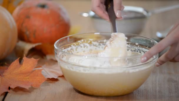 A dagasztás a lapátot a tésztát a folyadék következetességet folyamat. - Felvétel, videó