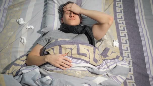 Kranker Mann berührt Kopf auf Bett - Filmmaterial, Video