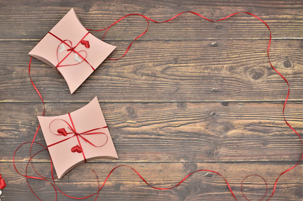 Όμορφη ημέρα του Αγίου Βαλεντίνου καρδιές χαρτί σε σκούρο φόντο ξύλινη. Ευχετήρια κάρτα για το ρομαντικό υπόβαθρο, κουτί, λωρίδες και τις καρδιές. χώρο για το κείμενο - Φωτογραφία, εικόνα