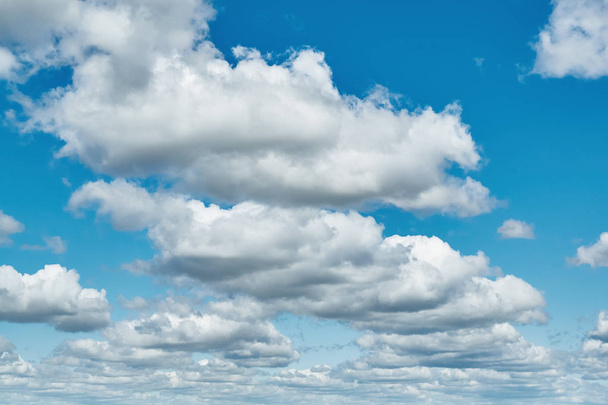 Bulutlu gökyüzü arka plan. Mavi gökyüzü ile bir yaz günü bulutlarda - Fotoğraf, Görsel