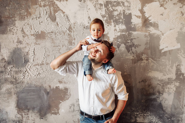 Happy young father  posing  with son  - Zdjęcie, obraz