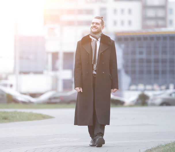 businessman standing on the street of a big city - Foto, Bild
