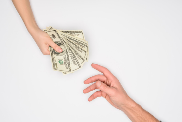 обрезанный вид женщины давая мужчине деньги изолированы на серый
 - Фото, изображение