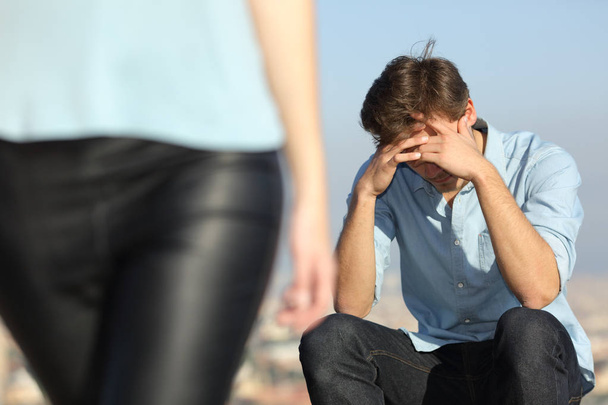 Sad man complaining outdoors after break up. Girlfriend leaving him - Foto, afbeelding