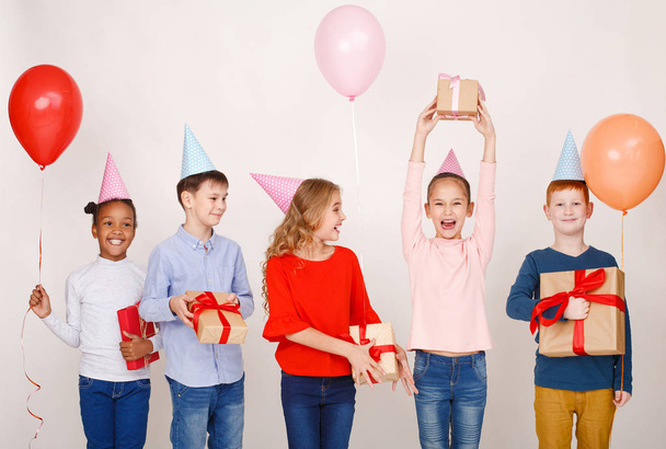 Lapsi ystäviä hauskaa syntymäpäivä juhlissa
 - Valokuva, kuva