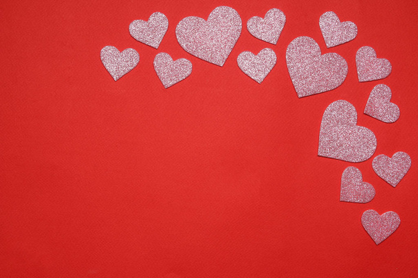 Corazones rosados sobre un fondo rojo brillante. marco de corazones, vista superior con espacio para texto
 - Foto, imagen