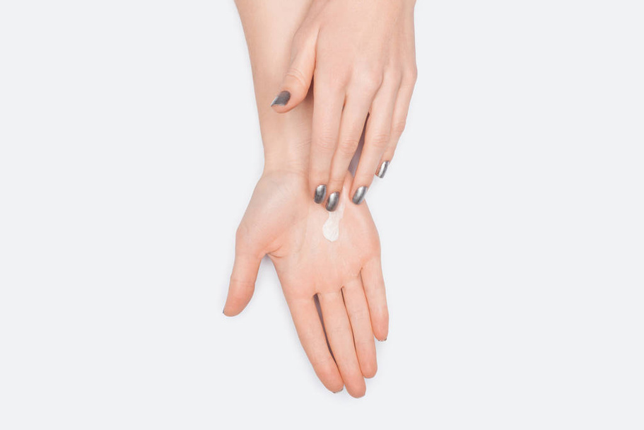 vue partielle de la femme appliquant crème pour les mains isolée sur blanc
 - Photo, image