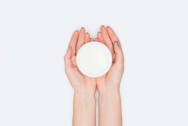 сверху вид женщины, держащей крем для рук изолирован на белом
 - Фото, изображение
