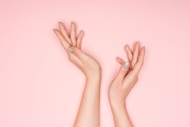 bijgesneden beeld van vrouwelijke handen geïsoleerd op roze - Foto, afbeelding