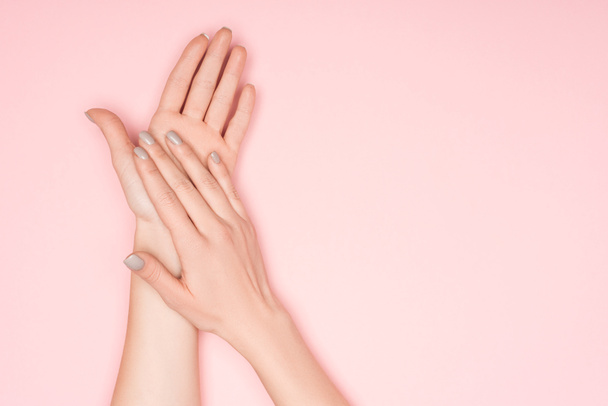 vista recortada de las manos femeninas aisladas en rosa con espacio de copia
 - Foto, Imagen