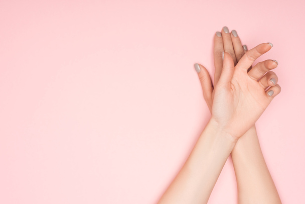 bovenaanzicht van vrouwelijke handen geïsoleerd op roze met kopie ruimte - Foto, afbeelding