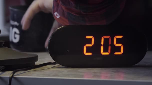 Relógio digital eletrônico em forma retangular preto mostra o tempo na cor laranja
 - Filmagem, Vídeo
