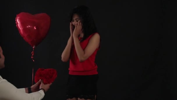Dívka je plná vzrušení získávání srdce ve tvaru Plyšová hračka Valentine dárek od svého partnera - Záběry, video