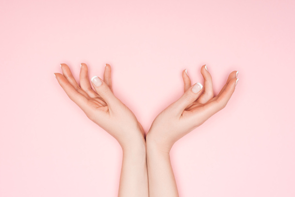 vista recortada de las manos femeninas aisladas en rosa
 - Foto, Imagen