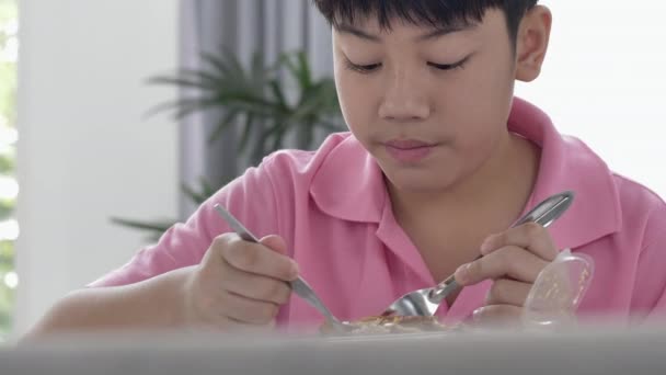 4K chico asiático comiendo almuerzo en casa, Comida para el almuerzo, loncheras con caja de arroz de jazmín
. - Imágenes, Vídeo
