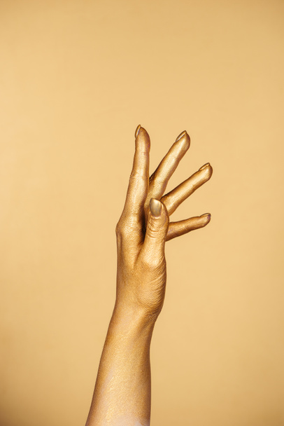 vue recadrée de femelle peinte à la main isolée sur or
 - Photo, image