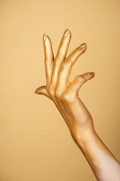 izole üzerinde altın el hareketi boyalı el görünümünü kırpılmış - Fotoğraf, Görsel
