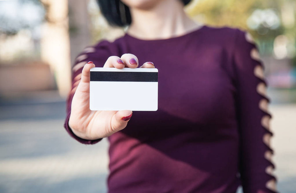 Caucasian woman showing credit card. - Foto, Bild