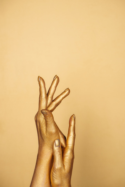 részleges kilátás nyílik elszigetelt arany női festett kezét - Fotó, kép